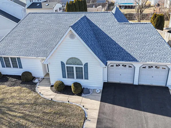 15 Perennial Dr, Fairless Hills, PA 19030
