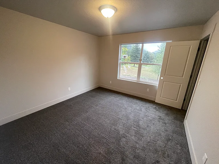 143 Railroad Ave — Photo 2