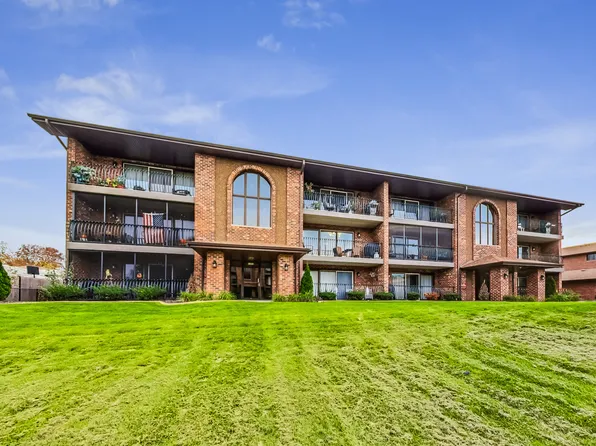 8205 Millstone Dr #8-2C, Palos Hills, IL 60465