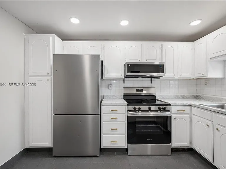 800 S Hollybrook Dr #205 — Photo 4