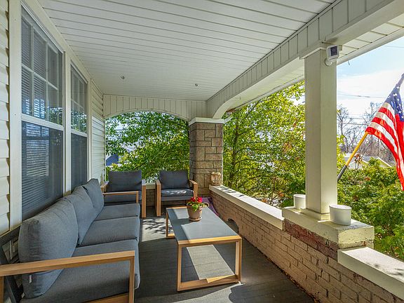 3rd image of 904 S Crest Rd