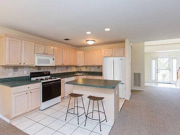 4th image of 104 Willow Pond Dr