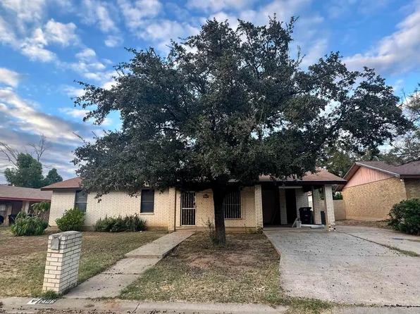 1406 Greenway Ln, Laredo, TX 78041