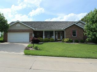 1712 Summerfield Ln, Godfrey, IL 62035