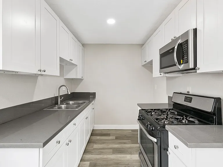 1315 W 19th St — Photo 7