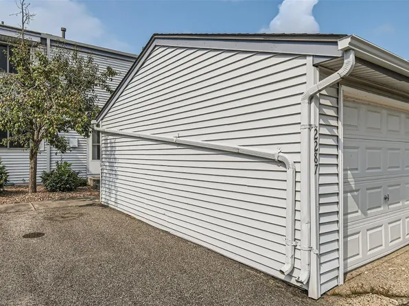 2287 Pond Ave E, Maplewood, MN 55119
