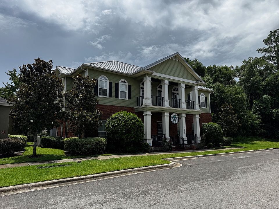 Beautiful Upstairs Home/Apartment in Haile Plantation.