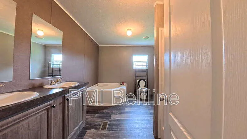 4 bed, 2.0 bath, 1901 sqft, $1,925 — Photo 4