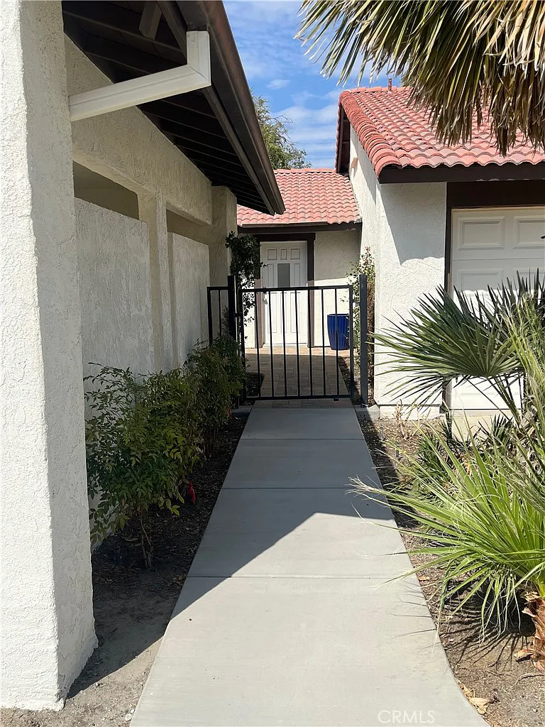 2 bed, 1054 sqft, $2,600 — Photo 2