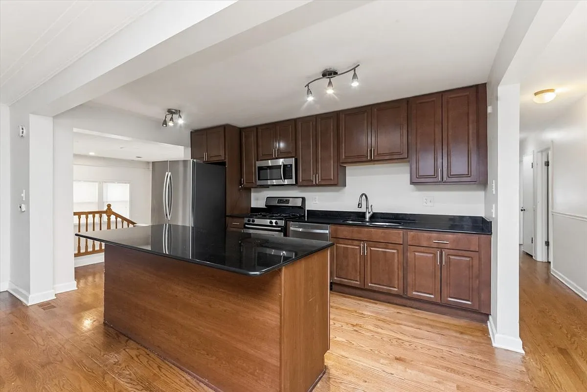 4 bed, 3.0 bath, 2150 sqft, $3,650 — Photo 2