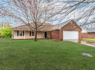 3016 N Quartz Dr, Fayetteville, AR 72704