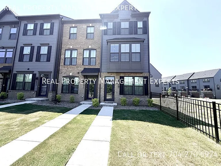 2841 Statesville Ave — Photo 1