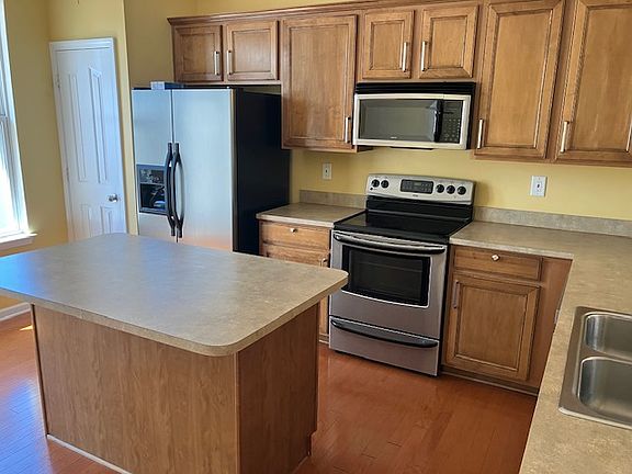 Kitchen area. Appliances include Refrigerator, Oven, Microwave, dish washer, disposal and Washer / Dryer