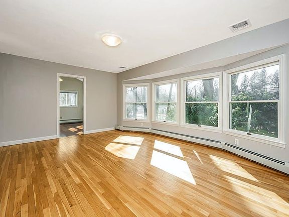 5th image of 41 Deerfield Ln S