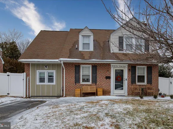 2323 S Gilinger Rd, Lafayette Hill, PA 19444