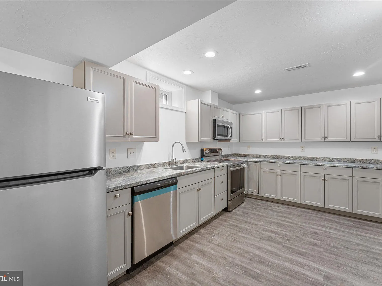 Studio, 1.0 bath, 975 sqft, $1,800 — Photo 4