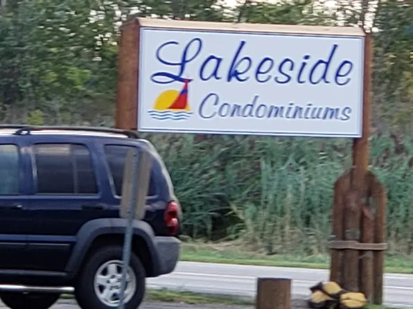 29589 W Jefferson Ave APT 14, Gibraltar, MI 48173