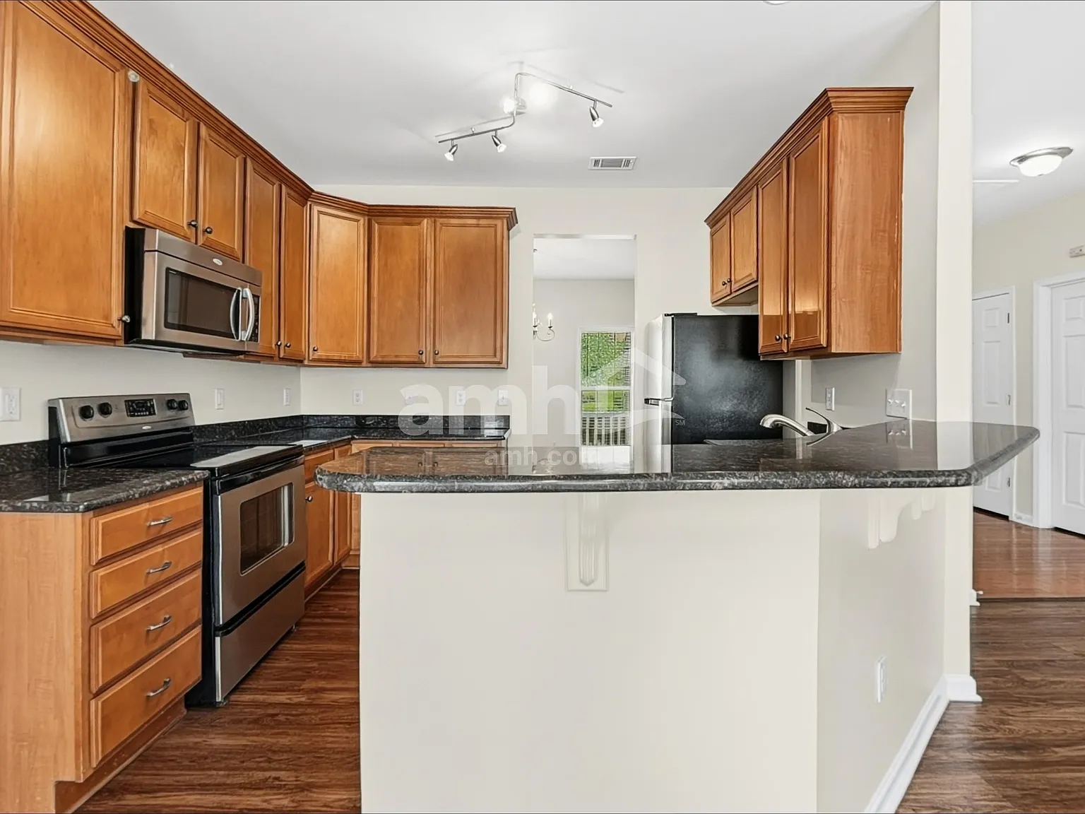 3 bed, 2.5 bath, 2466 sqft, $2,290 — Photo 4