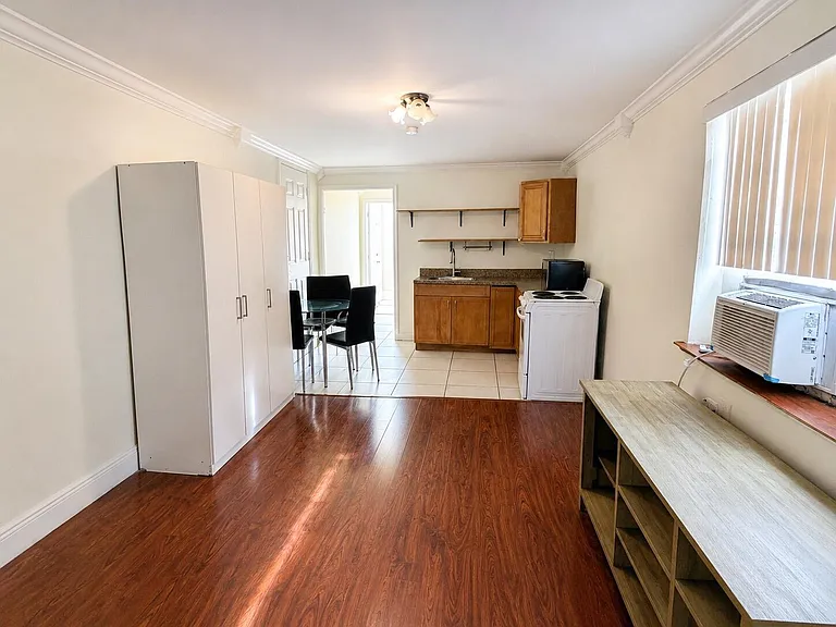 2438 Thomas St #1 — Photo 2