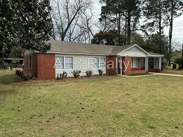990 Parkwood Dr — Photo 2