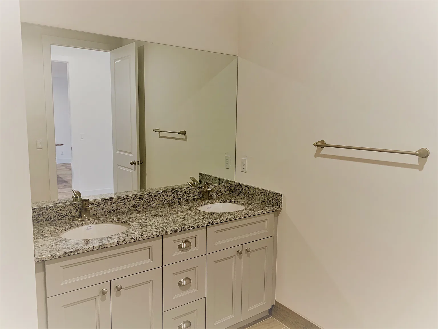 3 bed, 1664 sqft, $2,550 — Photo 4