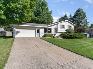 2411 Lakehurst St NE, Grand Rapids, MI 49525