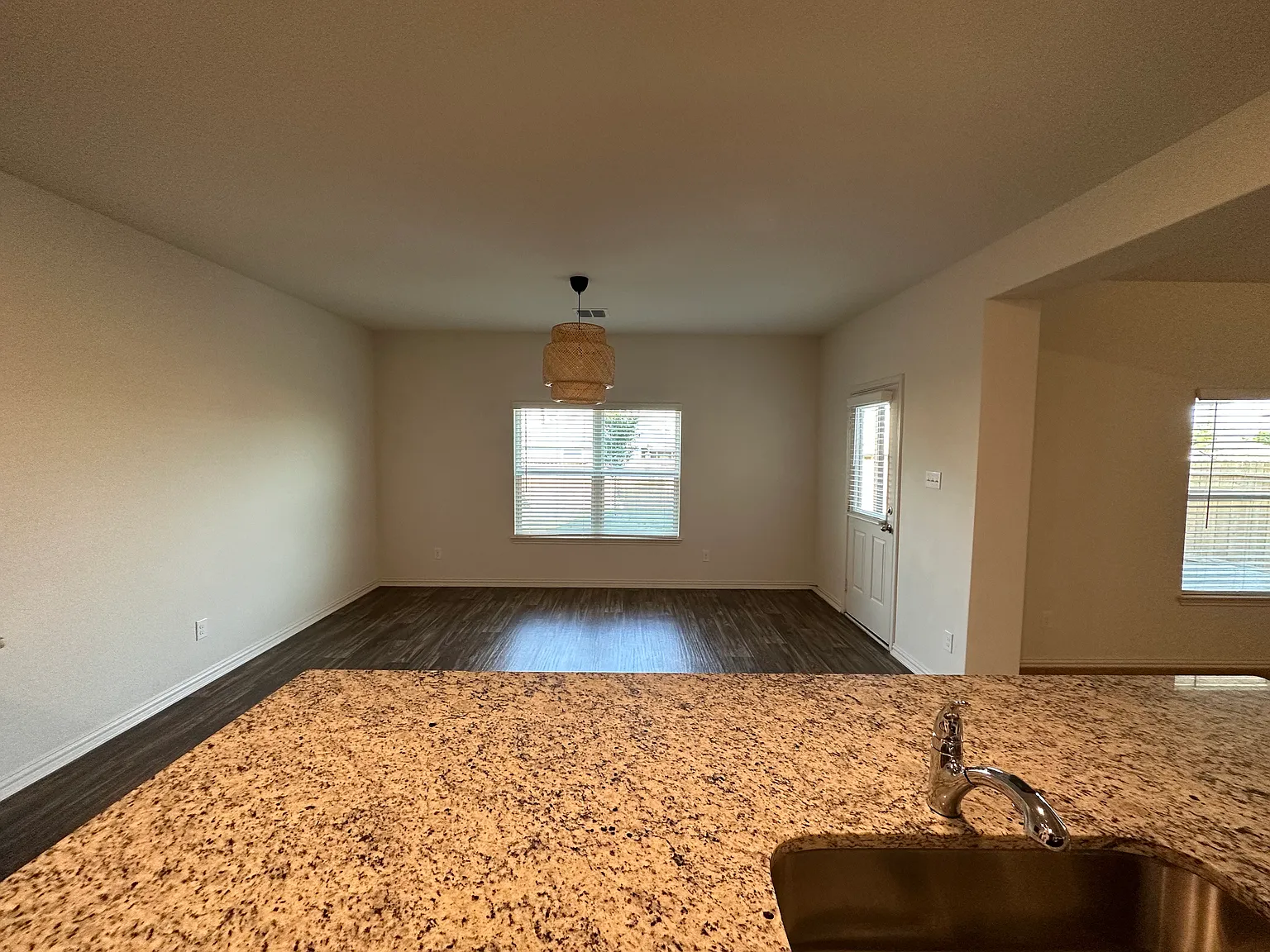 4 bed, 2.5 bath, 2205 sqft, $1,900 — Photo 3