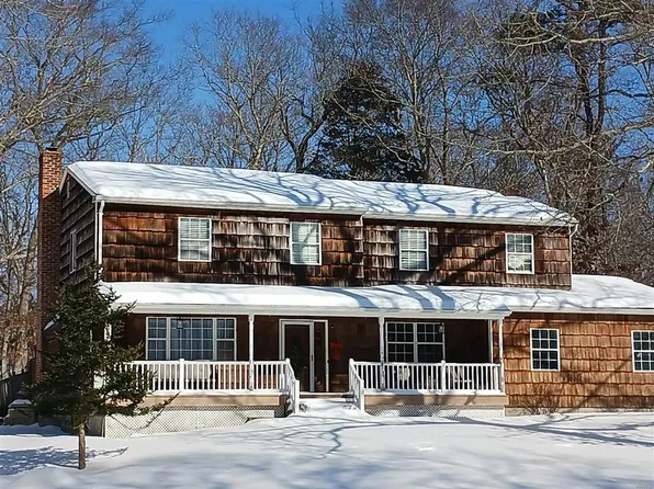 3 Ryan Ct, Ridge, NY 11961