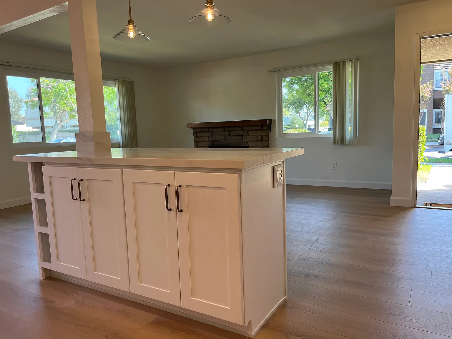3 bed, 1200 sqft, $3,695 — Photo 3