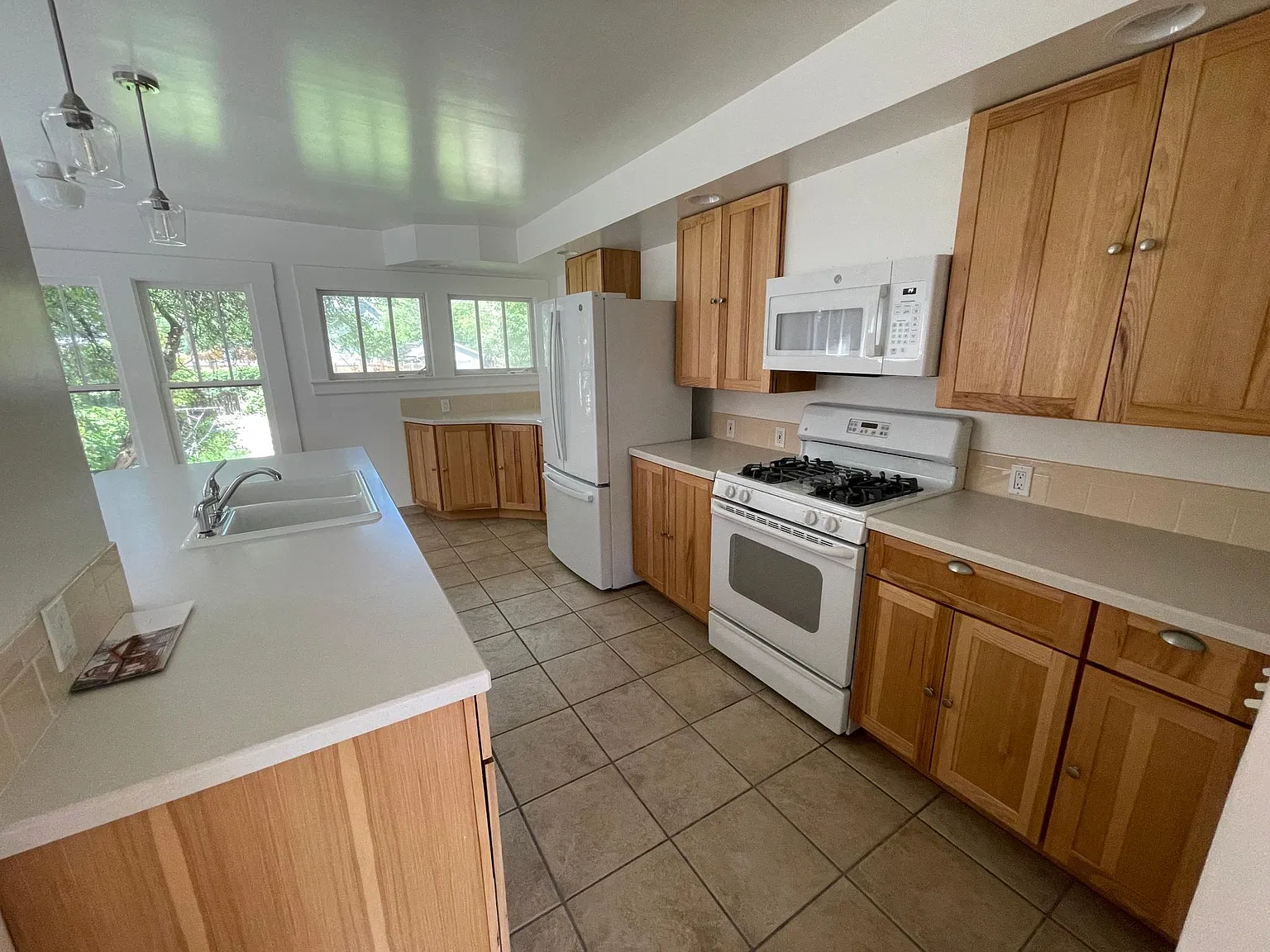 3 bed, 1200 sqft, $5,300 — Photo 2