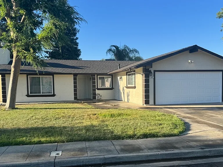 1607 Ashlan Ave — Photo 1