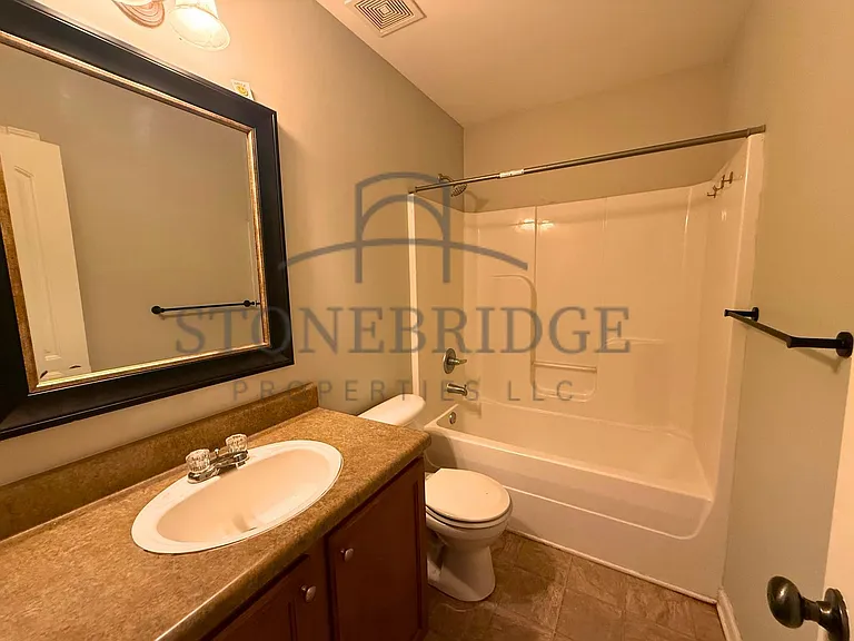 532 Castlebury Ln — Photo 9