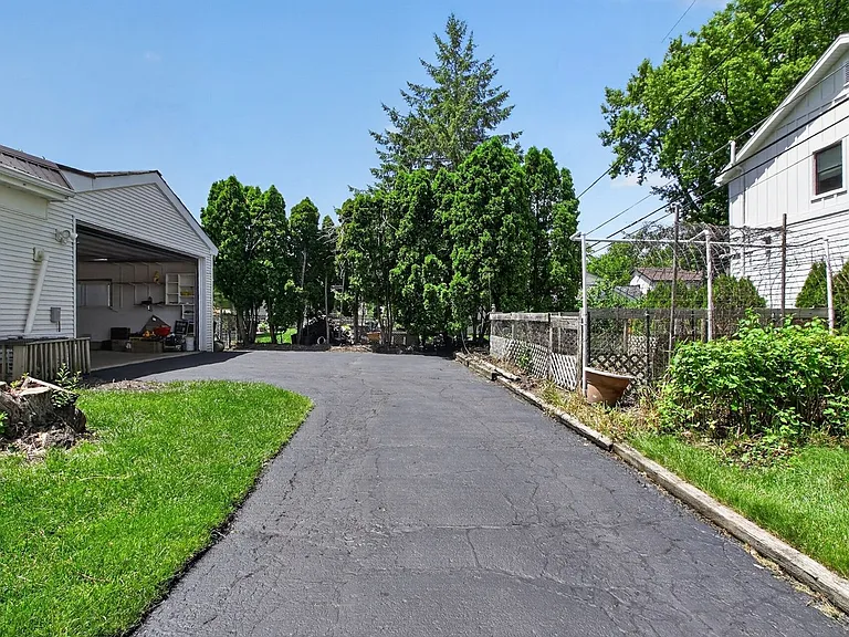1702 N Beech Rd — Photo 5
