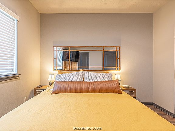 3rd image of 1451 Associates Ave #204