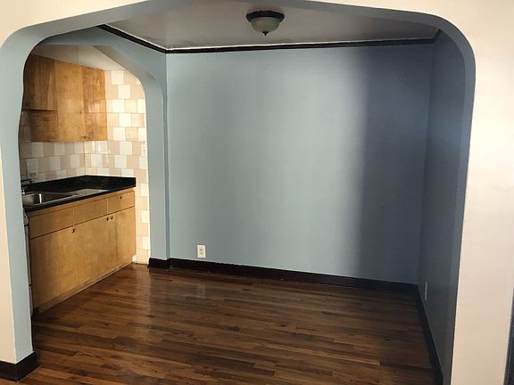 2nd image of 846 W Montrose #402