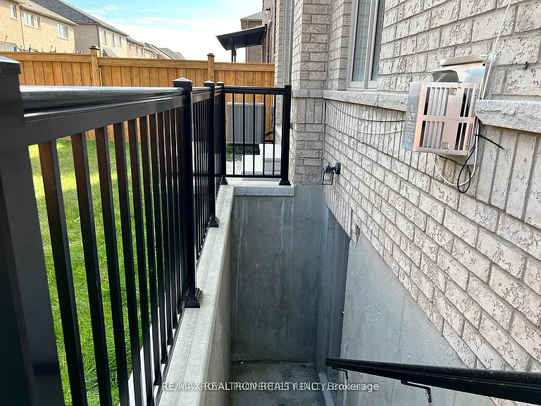 122 Auckland Dr #BASEMENT — Photo 13