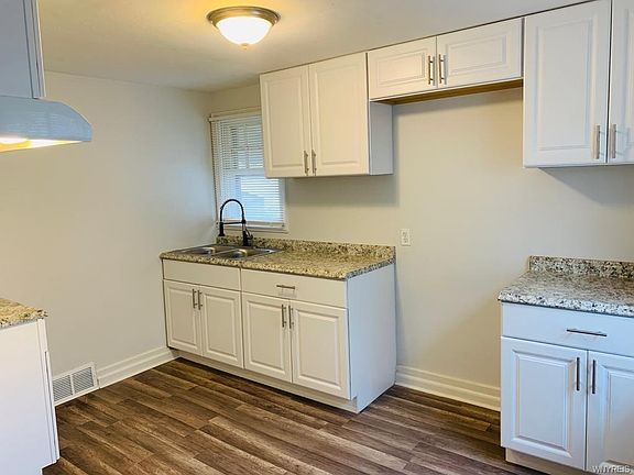 5th image of 204 Texas St