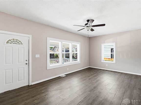 4th image of 552 Evergreen Ave