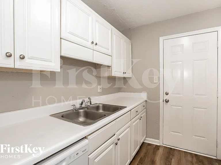 1910 Brownsville Rd #2 — Photo 5