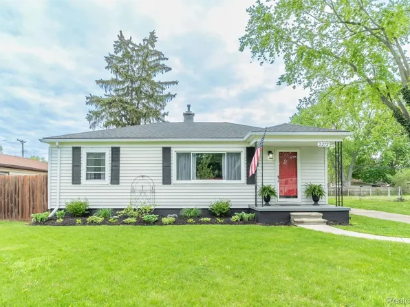 2272 Briggs St, Waterford, MI 48329
