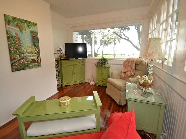 1121 Victoria Dr — Photo 16