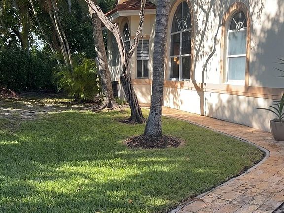 4th image of 521 W Palm Aire Drive