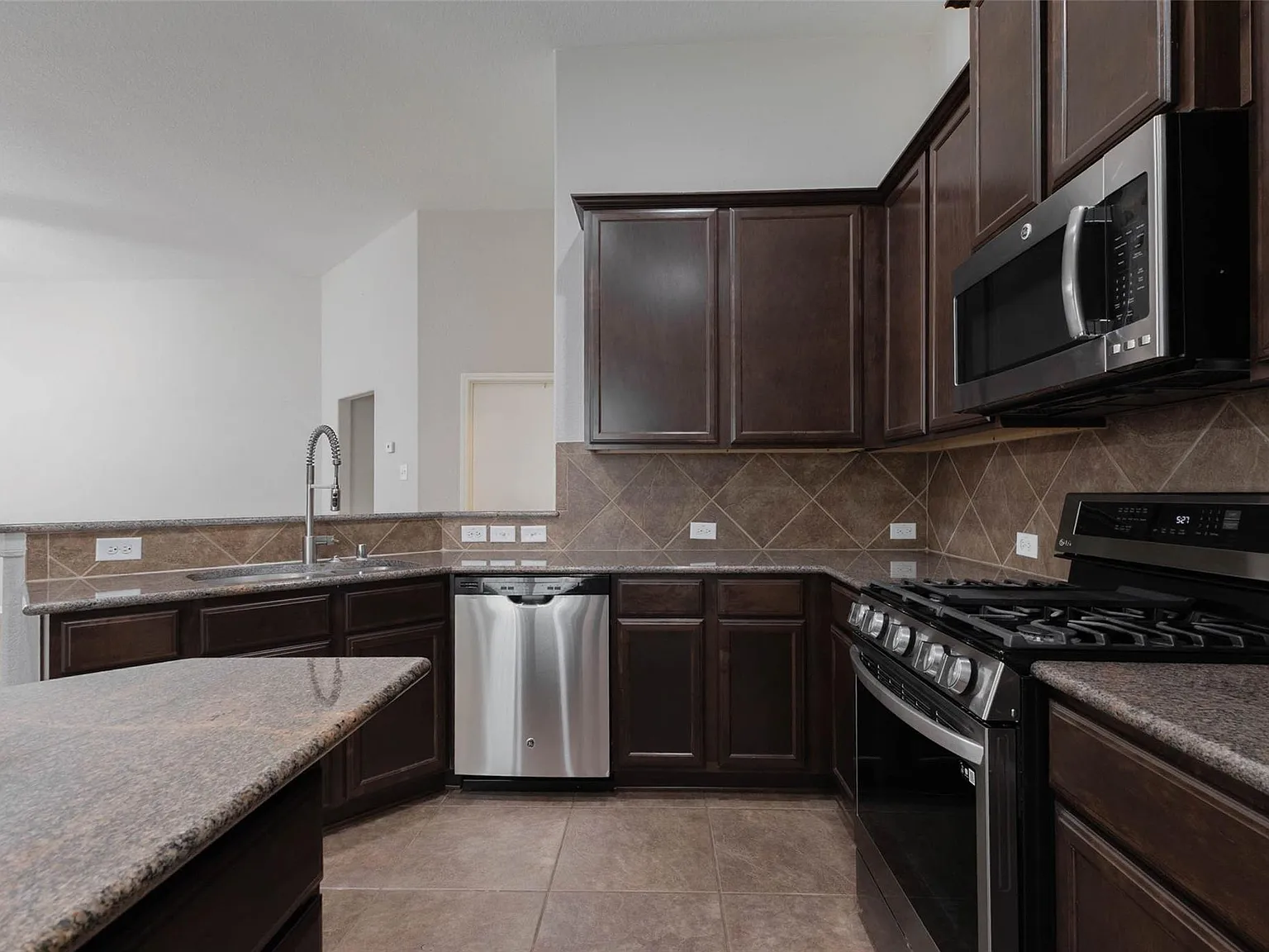 3 bed, 2.0 bath, 1939 sqft, $2,200 — Photo 3