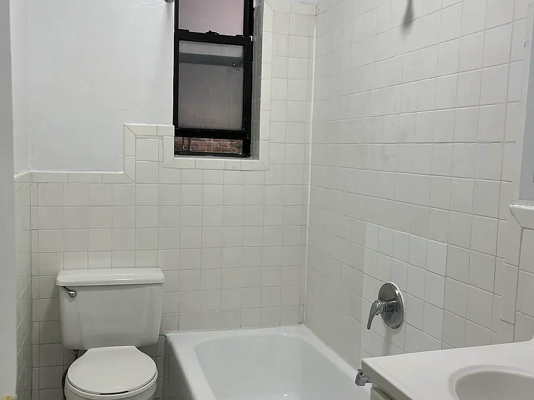 3025 Godwin Ter #2J — Photo 6
