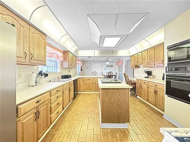 4 bed, 2.5 bath, 4744 sqft, $4,000 — Photo 3
