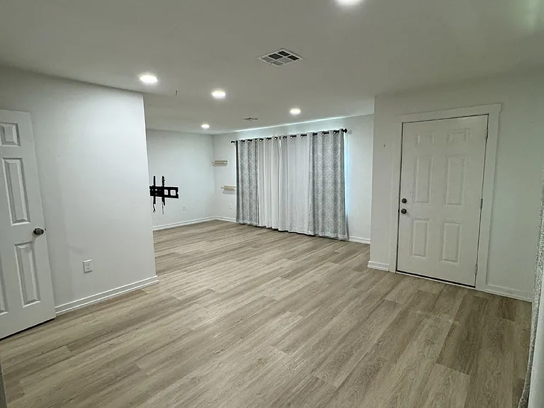 700 Hines Ave — Photo 13