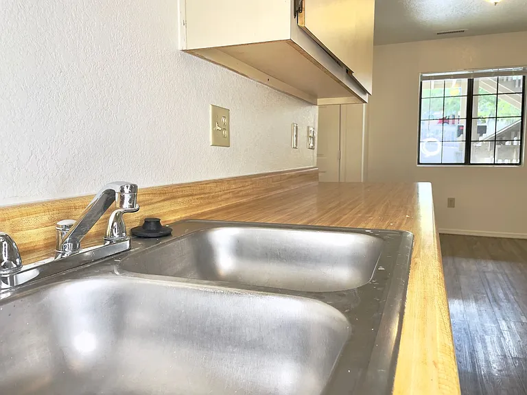 1004 E Goodwin St — Photo 10