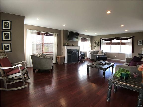 3rd image of 4839 Tamarack Ln