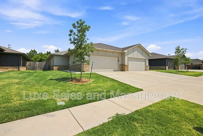 3 bed, 2.0 bath, 1445 sqft, $1,645 — Photo 2