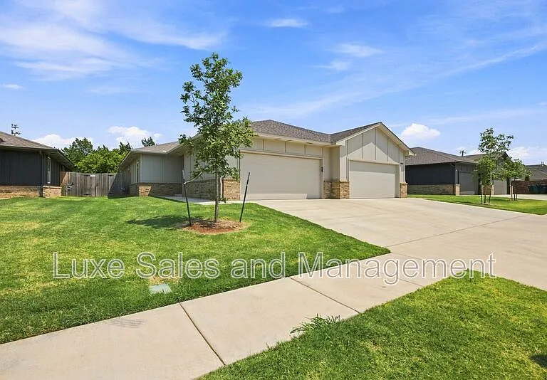 10912 Oak Hollow Dr — Photo 2